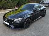 une Mercedes S62 Coupé noire garée sur un parking