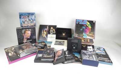 beaucoup de DVD et de CD sur la table