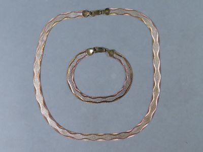 collier, bracelet et parure de bracelets avec un fermoir plaqué or