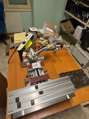 un bureau sur lequel se trouvent un clavier et un ordinateur