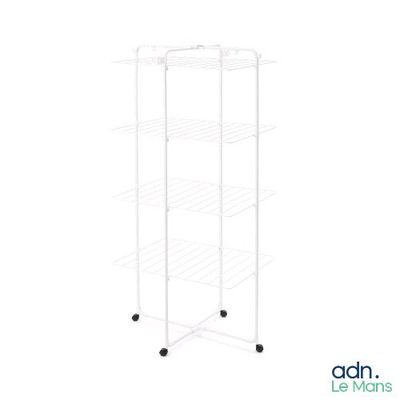 une étagère grillagée blanche à quatre tablettes, équipée de roulettes