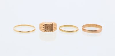 trois bagues en or, dont l'une est sertie d'un diamant et l'autre d'un diamant