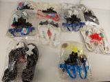 beaucoup de jouets en plastique posés sur une table