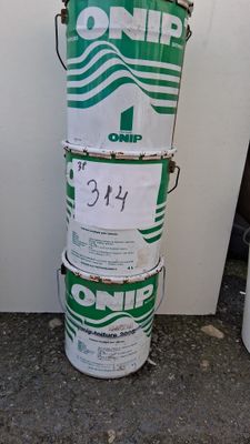 une pile de seaux empilés les uns sur les autres