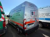 deux camionnettes garées l'une à côté de l'autre dans un parking