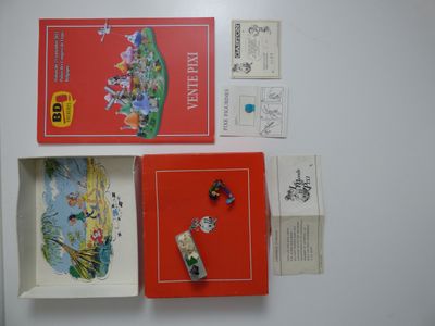 une boîte rouge avec l'image d'un chat dessus, une boîte rouge avec l'image d'un chat dessus et une boîte rouge avec un chat