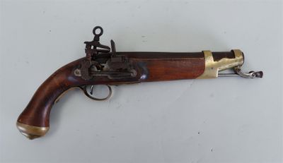 gros plan d'un pistolet sur une surface blanche