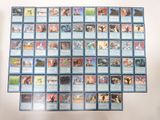 une photo montrant une collection de cartes Pokémon posée sur une table