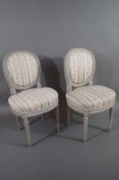Ensemble de quatre chaises en bois rechampi gris à dossier m… (photo 2)