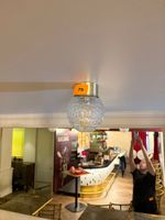 2 Plafonniers globe en verre, base couleur or, verre strié t… (photo 2)