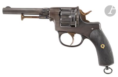 gros plan d'un revolver sur fond blanc