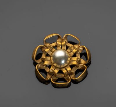 GUY LAROCHE Broche fleur cocarde en métal doré repercé ornée… - Photo 1