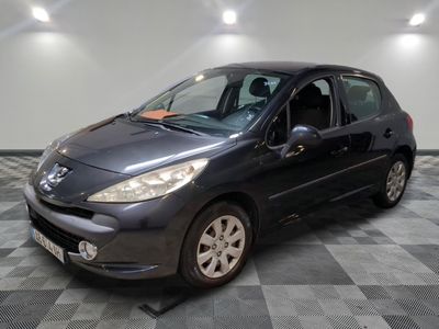 la photo d'une voiture noire garée dans un garage
