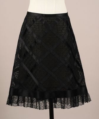 une robe noire et blanche sur un mannequin mannequin mannequin mannequin mannequin mannequin mannequin mannequin mann
