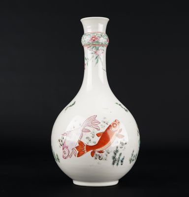 une image représentant un vase blanc orné d'un motif de poisson