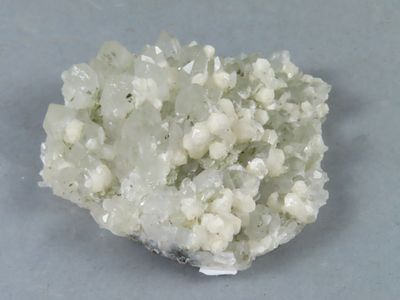 un gros plan d'un morceau de roche recouvert de cristaux blancs