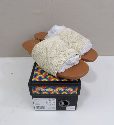 une paire de pantoufles pour femme posée sur une boîte, elle-même posée sur une table