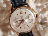 une montre posée sur un corail