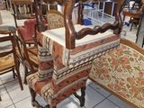 beaucoup de chaises et un canapé dans un magasin