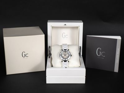 une montre qui se trouve dans une boîte sur la table