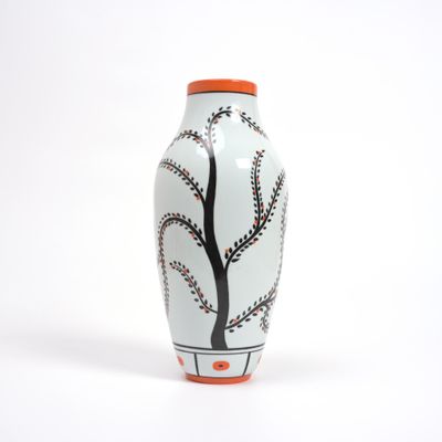 un vase blanc orné d'un arbre sur fond blanc