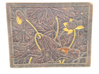 une photo d'une plaque en bois sur laquelle figurent un oiseau et des fleurs