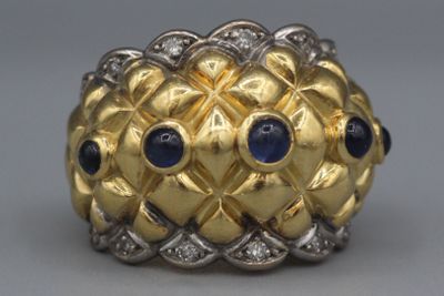 une image représentant une bague en or sertie de saphirs et de diamants