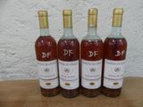 quatre bouteilles de vin posées sur une table en bois
