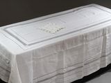une table blanche recouverte d'une nappe blanche