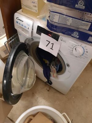 une machine à laver et un sèche-linge posés à même le sol dans une pièce