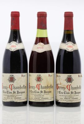 trois bouteilles de vin sont alignées sur une surface blanche