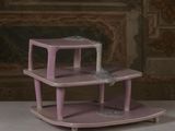 un présentoir à gâteaux à trois étages posé sur une table