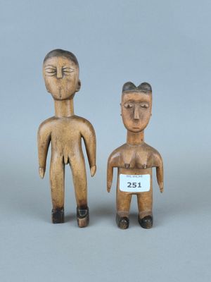 des figurines en bois représentant un homme et une femme, portant chacune une étiquette avec leur nom
