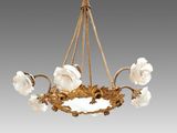 un lustre ancien orné de fleurs en verre dépoli suspendu au plafond