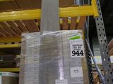 une palette chargée de nombreux cartons dans un entrepôt