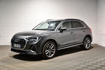 Le nouveau SUV Audi QX est garé dans un garage.