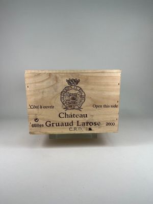 une boîte en bois portant une étiquette