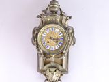 une horloge accrochée au mur sur le mur