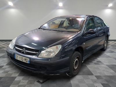 la photo d'une voiture bleue garée dans un garage