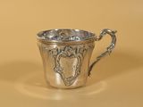une coupe en argent posée sur une table