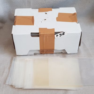 une boîte blanche ornée d'un ruban marron