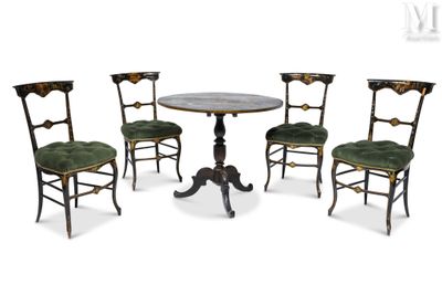 une image représentant un ensemble composé de quatre chaises et d'une table