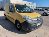 La camionnette jaune est garée sur le parking, à côté d'autres voitures.