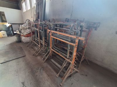 un grand nombre de chaises dans une pièce