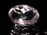 une boule de cristal posée sur une surface noire
