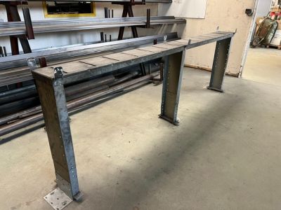 une photo d'une longue table dans un entrepôt