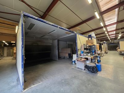 un grand garage ouvert avec beaucoup de meubles à l'intérieur