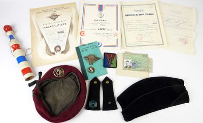 une photo présentant une collection d'objets militaires, notamment un chapeau et d'autres objets