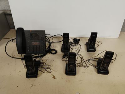beaucoup de téléphones posés sur une table