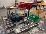 plusieurs boîtes sur une palette dans un entrepôt